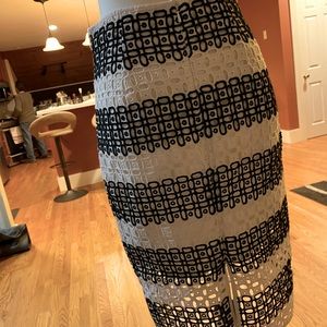 Pencil type, just bellow the knees, size 2-4, am. Black and white